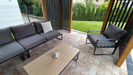 Duży narożnik tarasowy z dodatkowymi blatami i fotelem Panaon GW