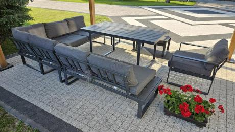 Duży nowoczesny narożnik na taras z fotelem i wysokim stołem Panaon DG