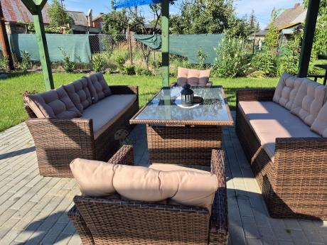 Duży zestaw mebli ogrodowych w kolorze brązowym