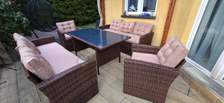 Duży zestaw mebli ogrodowych w kolorze brązowym