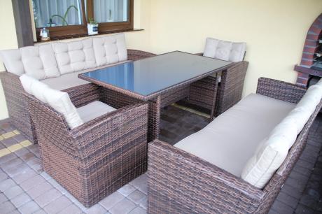 Duży zestaw mebli ogrodowych w kolorze brązowym