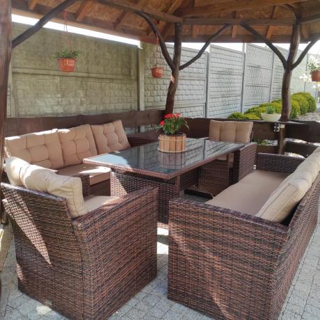Duży zestaw mebli ogrodowych w kolorze brązowym