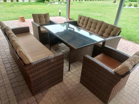Duży zestaw mebli ogrodowych w kolorze brązowym
