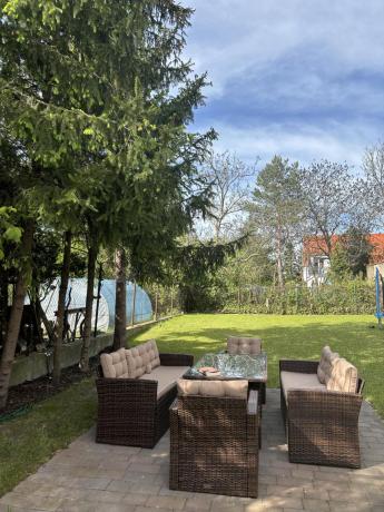 Duży zestaw mebli ogrodowych w kolorze brązowym