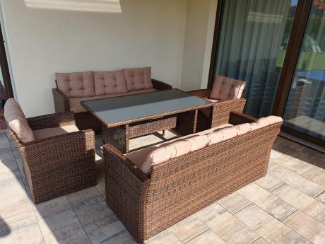 Duży zestaw mebli ogrodowych w kolorze brązowym