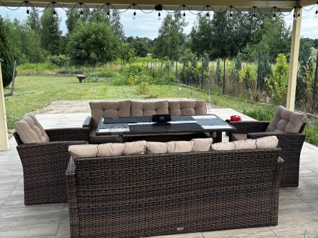 Duży zestaw mebli ogrodowych w kolorze brązowym