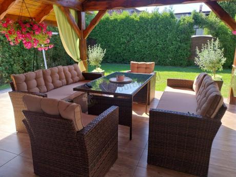 Duży zestaw mebli ogrodowych w kolorze brązowym