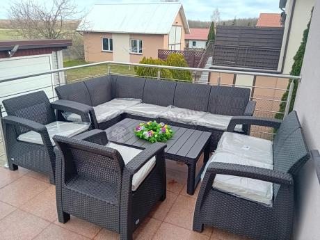 Duży zestaw na taras dla 9 osób z narożnikiem, stołem podnoszonym i trzema fotelami Relly VI brązowy