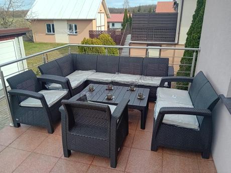 Duży zestaw na taras dla 9 osób z narożnikiem, stołem podnoszonym i trzema fotelami Relly VI brązowy