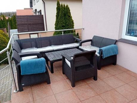 Duży zestaw na taras dla 9 osób z narożnikiem, stołem podnoszonym i trzema fotelami Relly VI brązowy