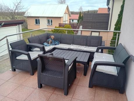 Duży zestaw na taras dla 9 osób z narożnikiem, stołem podnoszonym i trzema fotelami Relly VI brązowy