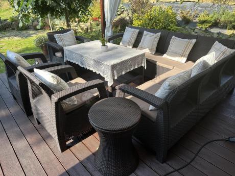 Duży zestaw na taras dla 9 osób z narożnikiem, stołem podnoszonym i trzema fotelami Relly VI brązowy