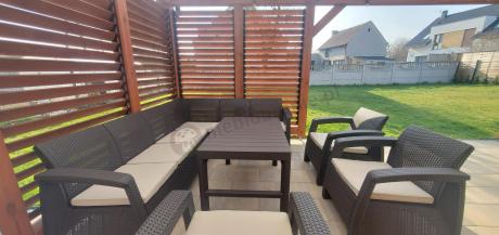 Duży zestaw na taras dla 9 osób z narożnikiem, stołem podnoszonym i trzema fotelami Relly VI brązowy