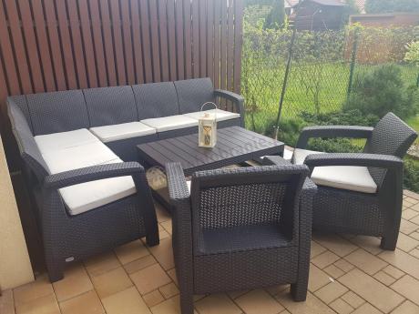 Duży zestaw na taras dla 9 osób z narożnikiem, stołem podnoszonym i trzema fotelami Relly VI brązowy