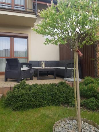 Duży zestaw na taras dla 9 osób z narożnikiem, stołem podnoszonym i trzema fotelami Relly VI brązowy