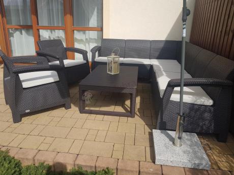 Duży zestaw na taras dla 9 osób z narożnikiem, stołem podnoszonym i trzema fotelami Relly VI brązowy