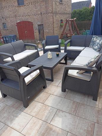 Duży zestaw na taras dla 9 osób z narożnikiem, stołem podnoszonym i trzema fotelami Relly VI brązowy