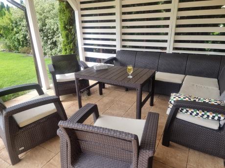 Duży zestaw na taras dla 9 osób z narożnikiem, stołem podnoszonym i trzema fotelami Relly VI brązowy