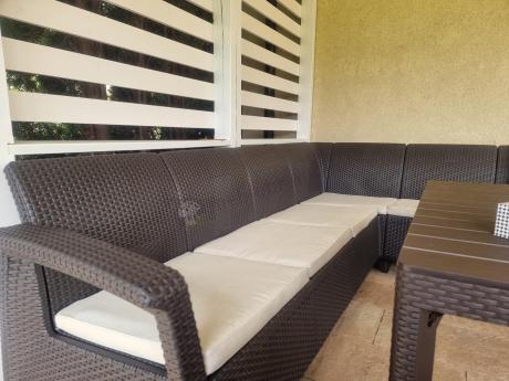 Duży zestaw na taras dla 9 osób z narożnikiem, stołem podnoszonym i trzema fotelami Relly VI brązowy