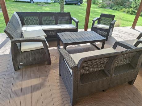 Duży zestaw na taras dla 9 osób z narożnikiem, stołem podnoszonym i trzema fotelami Relly VI brązowy