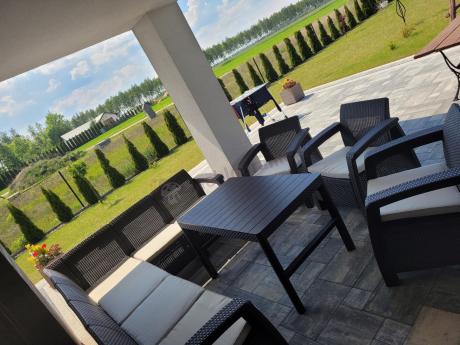 Duży zestaw na taras dla 9 osób z narożnikiem, stołem podnoszonym i trzema fotelami Relly VI brązowy