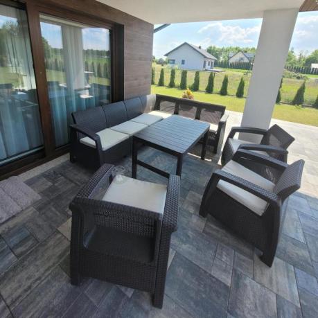 Duży zestaw na taras dla 9 osób z narożnikiem, stołem podnoszonym i trzema fotelami Relly VI brązowy