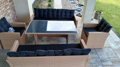 Duży zestaw ogrodowy z czarnymi poduszkami