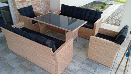 Duży zestaw ogrodowy z czarnymi poduszkami