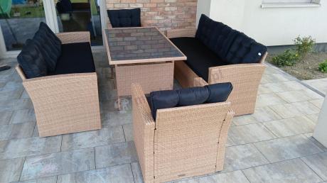 Duży zestaw ogrodowy z czarnymi poduszkami