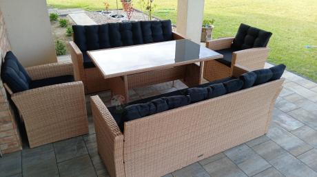 Duży zestaw ogrodowy z czarnymi poduszkami