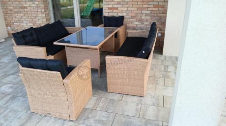 Duży zestaw ogrodowy z czarnymi poduszkami