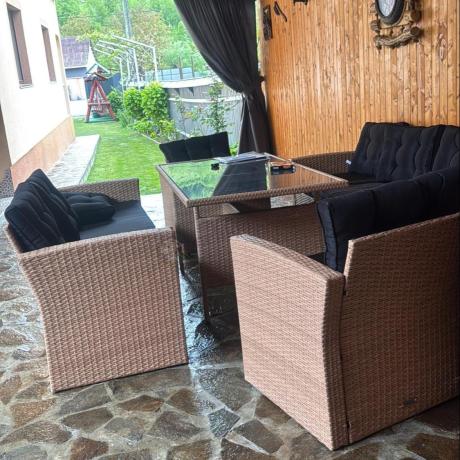 Duży zestaw ogrodowy z czarnymi poduszkami