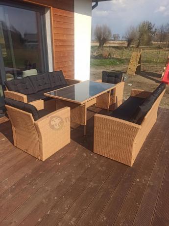 Duży zestaw ogrodowy z czarnymi poduszkami