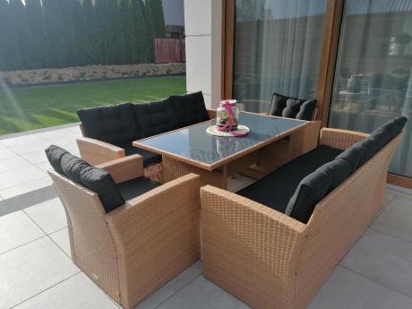 Duży zestaw ogrodowy z czarnymi poduszkami