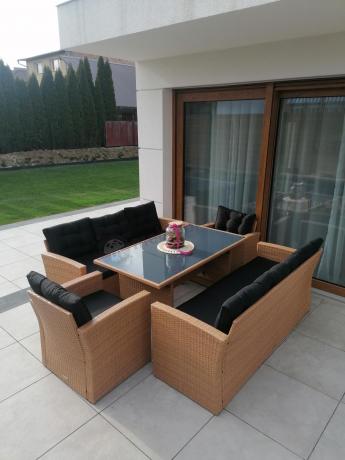 Duży zestaw ogrodowy z czarnymi poduszkami