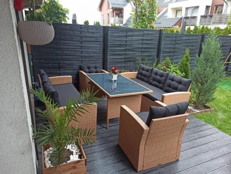 Duży zestaw ogrodowy z czarnymi poduszkami