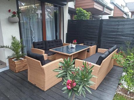 Duży zestaw ogrodowy z czarnymi poduszkami