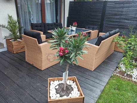 Duży zestaw ogrodowy z czarnymi poduszkami