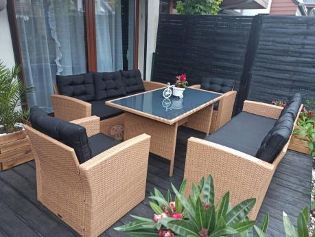 Duży zestaw ogrodowy z czarnymi poduszkami