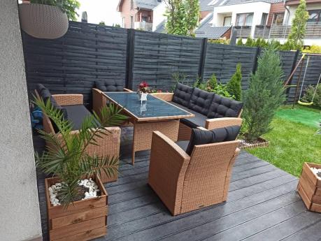 Duży zestaw ogrodowy z czarnymi poduszkami