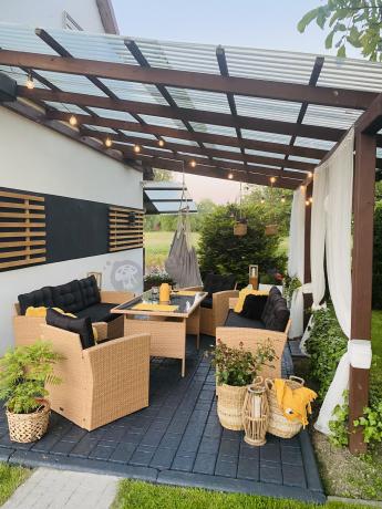 Duży zestaw ogrodowy z czarnymi poduszkami