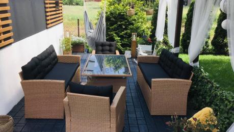 Duży zestaw ogrodowy z czarnymi poduszkami