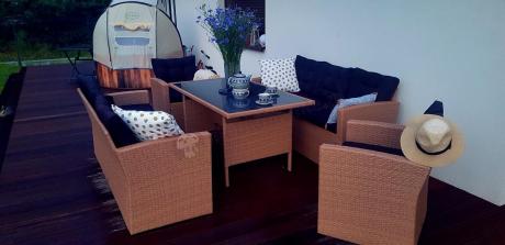 Duży zestaw ogrodowy z czarnymi poduszkami