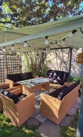 Duży zestaw ogrodowy z czarnymi poduszkami