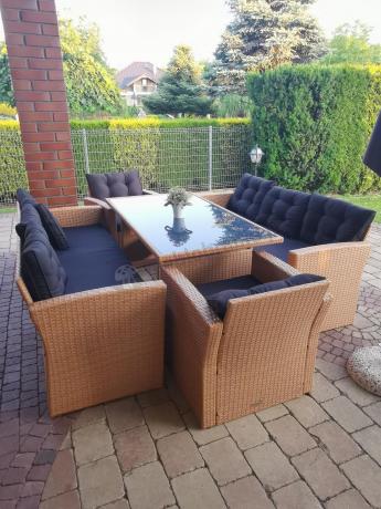 Duży zestaw ogrodowy z czarnymi poduszkami