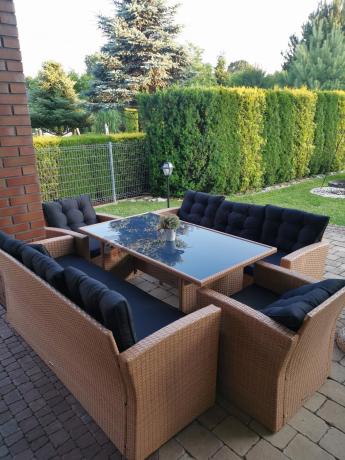 Duży zestaw ogrodowy z czarnymi poduszkami