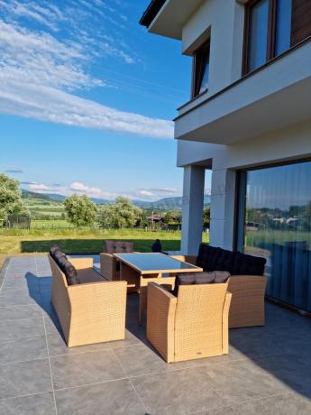 Duży zestaw ogrodowy z czarnymi poduszkami