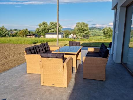 Duży zestaw ogrodowy z czarnymi poduszkami