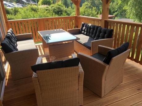 Duży zestaw ogrodowy z czarnymi poduszkami