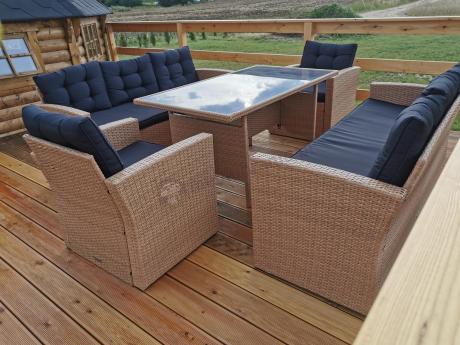 Duży zestaw ogrodowy z czarnymi poduszkami